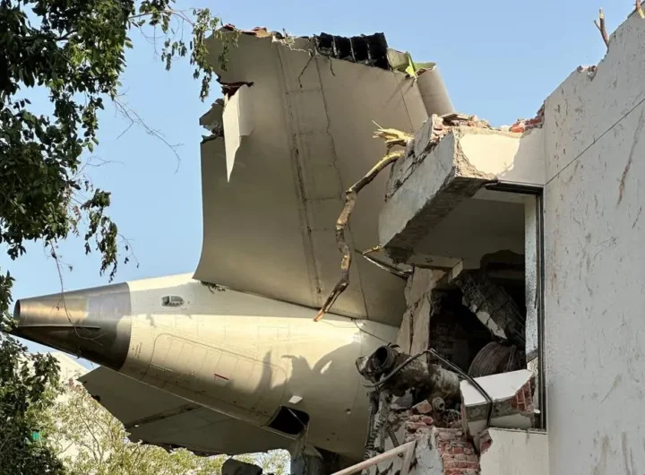 airplane crash gujarat